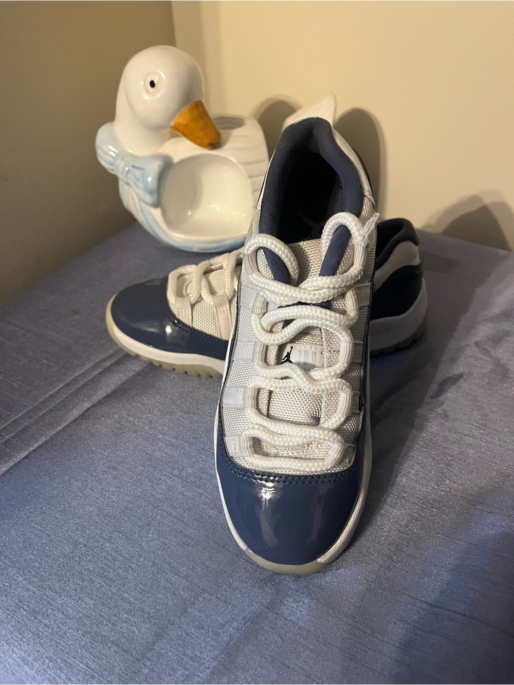 Jordan Kids Low-Top Sneakers in Navy and White